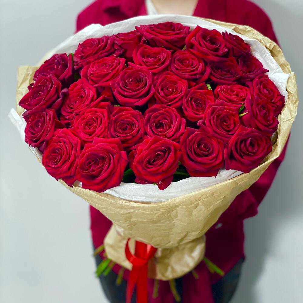 Букет из 35 красных роз в крафте